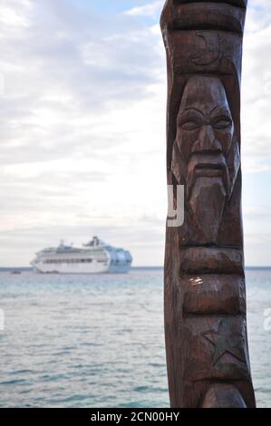 Sun Princess ancorato fuori l'isola di Lifou Foto Stock