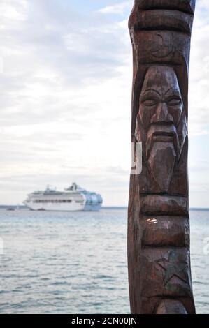 Sun Princess ancorato fuori l'isola di Lifou Foto Stock