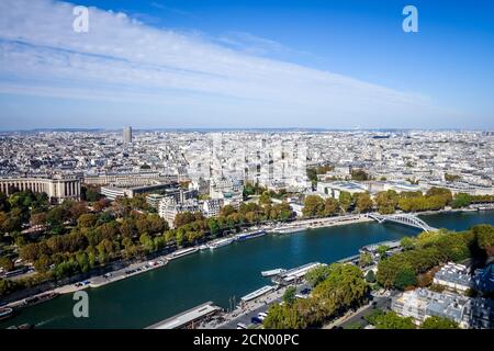 Veduta aerea della città di Parigi dalla Torre Eiffel, Francia Foto Stock