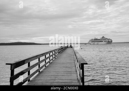 Sun Princess ancorato fuori l'isola di Lifou Foto Stock