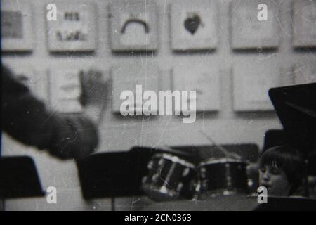 Bella fotografia in bianco e nero degli anni '70 di un direttore di una band. Foto Stock