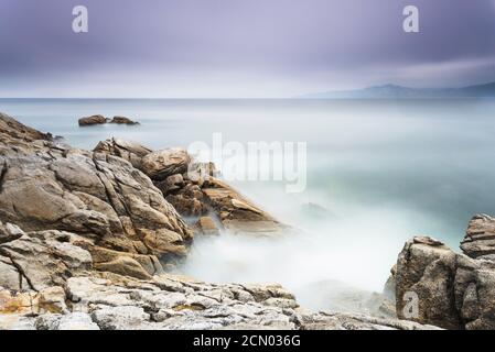 Onde morbide su un palcoscenico roccioso Foto Stock