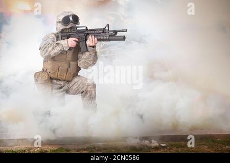 Soldato DELL'ESERCITO DEGLI STATI UNITI che spara la carbina M4 Foto Stock