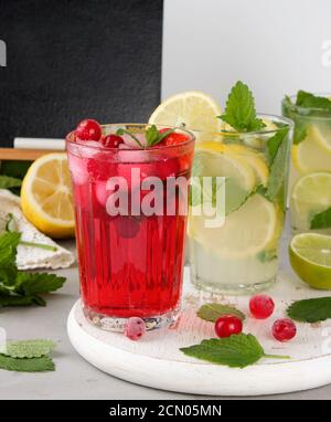 rinfrescante bevanda estiva di fragole e mirtilli su un bianco asse di legno Foto Stock