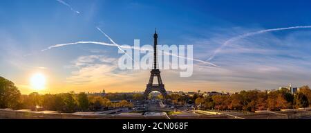 Parigi Francia, panorama skyline della città alba alla Torre Eiffel e Trocadero Gardens Foto Stock