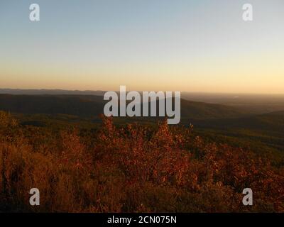 Guardando attraverso una colorata valle di montagna uno fine autunno Foto Stock