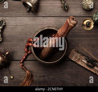 Ciotola di rame, perline di preghiera, tamburo di preghiera e altri oggetti religiosi tibetani per la meditazione Foto Stock