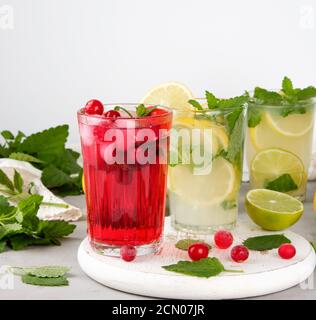 rinfrescante bevanda estiva di fragole e mirtilli su un bianco asse di legno Foto Stock