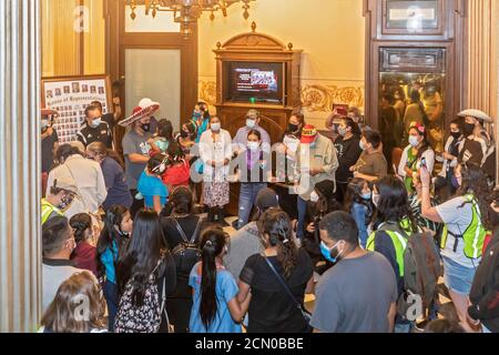 Lansing, Michigan - gli attivisti si radunano fuori dalla Camera dei rappresentanti nell'edificio del Campidoglio del Michigan, chiedendo che il legislatore Foto Stock