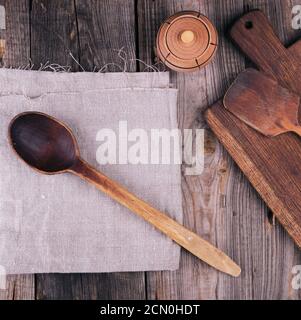 cucchiaio di legno vuoto molto vecchio e tagliere rettangolare Foto Stock