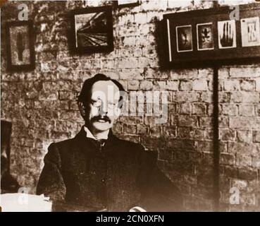 Joseph John Thomson nel suo laboratorio. Foto Stock