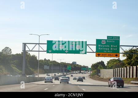 Ci si avvicina ai cartelli di identificazione della superstrada mentre si guida sull'autostrada 94 verso il centro di St. Paul. St Paul Minnesota, Minnesota, Stati Uniti Foto Stock