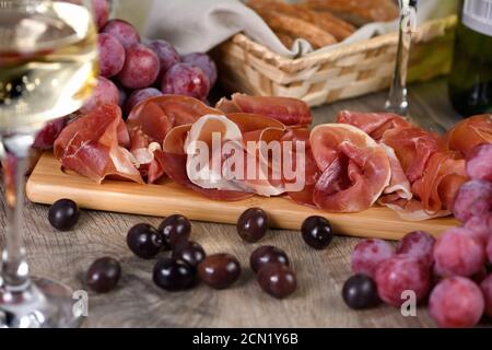 Antipasto. Set vino snack sun-prosciutto jamon con uve e olive Foto Stock