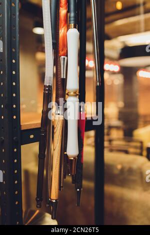 Tubo Egiziano con boccaglio per gancio appeso sulla rastrelliera. Foto Stock