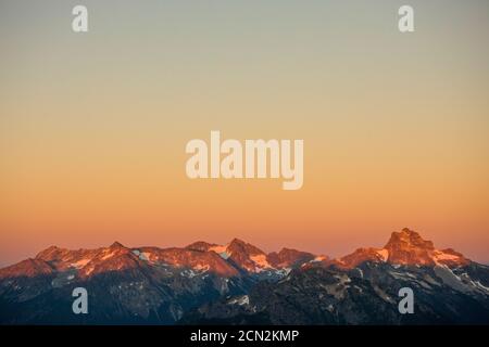 Alpenglow sulla catena montuosa North Cascade Foto Stock