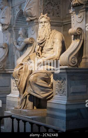 Tomba di Papa Giulio II, statua del Mosè di Michelangelo Buonarroti, Chiesa di San Pietro in vincoli, Roma, Italia Foto Stock