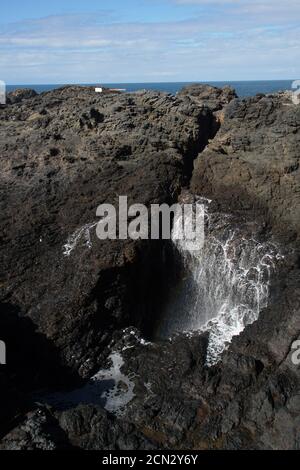 L'acqua si ritrò in un Blowhole Foto Stock