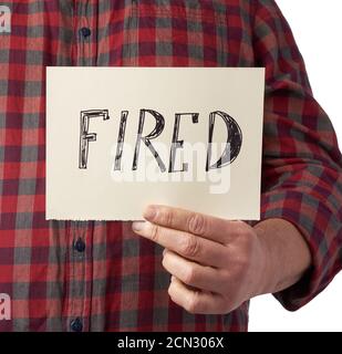 l'uomo in una camicia di plaid tiene un pezzo di carta con l'iscrizione sparato Foto Stock