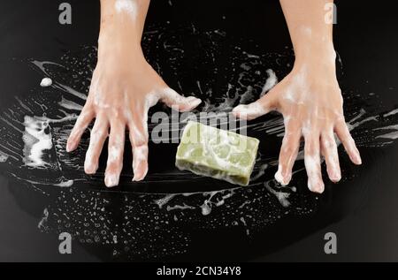 processo di lavaggio delle mani con sapone blu, parti del corpo in schiuma bianca Foto Stock