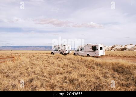 Due camper su strada nel White Sands National Park Foto Stock