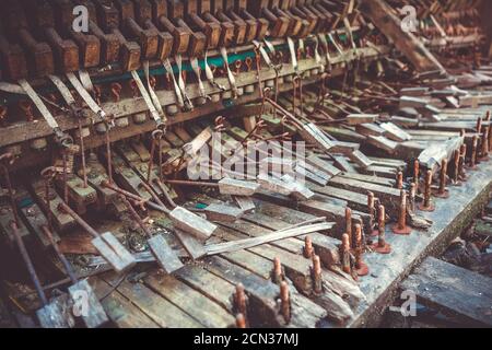 Vecchio pianoforte rotto Foto Stock