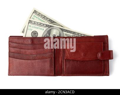 Portafoglio in pelle marrone aperto con cento banconote in dollari USA isolato su sfondo bianco Foto Stock