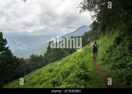 Un uomo che corre su un sentiero nelle montagne di Zacatlan Foto Stock
