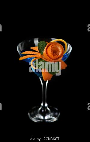 Arte in scultura di frutta arancione. Come fare per creare un disegno di contorno di agrumi per una bevanda. Foto Stock