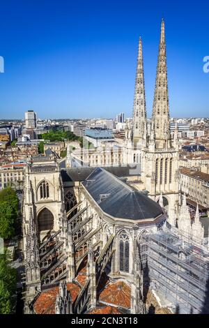 Città di Bordeaux e Cattedrale di Saint-Andre vista aerea, Francia Foto Stock