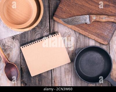 teglia rotonda nera vuota con manico e cucchiaio Foto Stock