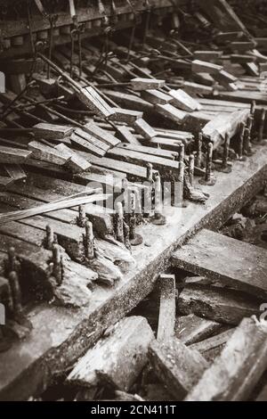 Vecchio pianoforte rotto. Immagine in bianco e nero Foto Stock