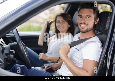 felice coppia all'interno dell'auto in ingorgo Foto Stock