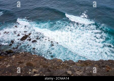 Scogliere e vista aerea dell'oceano sull'isola di Santo Antao, Capo Verde Foto Stock