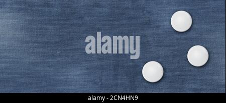 Tre badge su un banner in denim blu Foto Stock
