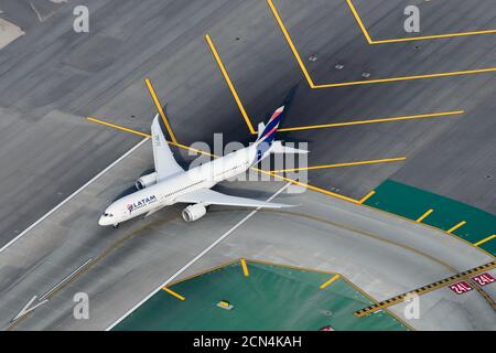 LATAM Airlines Boeing 787 Dreamliner vista aerea. Runway aeroporto internazionale chevrons. Prima della partenza per Santiago, Cile. Aeromobili CC-BGL Foto Stock