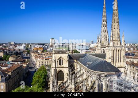Città di Bordeaux e Cattedrale di Saint-Andre vista aerea, Francia Foto Stock