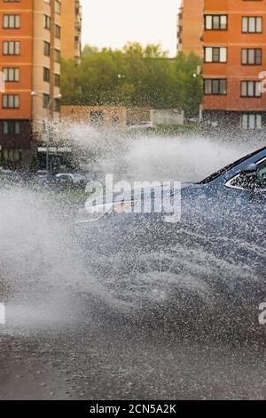 auto in una piscina d'acqua con spruzzi Foto Stock