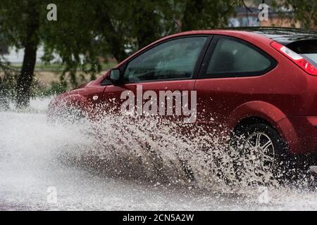 auto in una piscina d'acqua con spruzzi Foto Stock