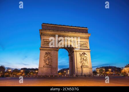 Skyline notturno della città di Parigi, Francia, all'Arc de Triomphe e agli Champs Elysees Foto Stock