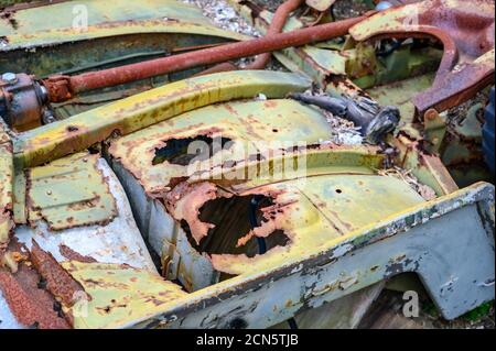 Capovolto e arrugginito fuori telaio di un surplus militare veicolo Foto Stock