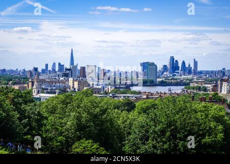 Vista su Canary Wharf da Greenwich Park, Londra, Regno Unito Foto Stock