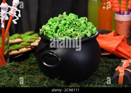 Calderone verde popcorn dolce per demoni e zombie. Trattare di Halloween Foto Stock