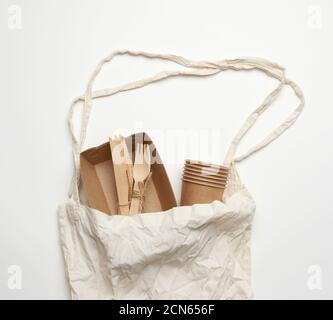 borsa in tessuto bianco e stoviglie monouso di carta da artigianato marrone Foto Stock