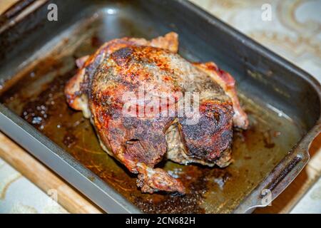 Succoso prosciutto di maiale fritto sul tavolo Foto Stock