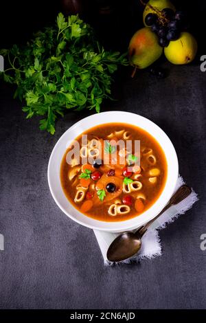 La zerninaa con gli spaghetti è una zuppa tradizionale polacca Foto Stock