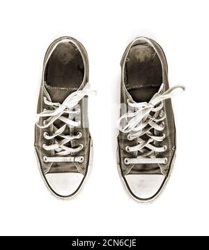 Vecchio nero sneakers isolati su sfondo bianco Foto Stock