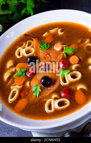 La zerninaa con gli spaghetti è una zuppa tradizionale polacca Foto Stock