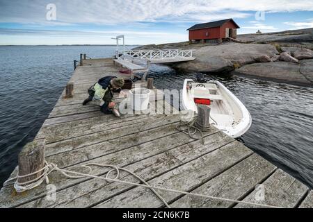 Pesca alla rete al faro di Söderskär, Porvoo, Finlandia Foto Stock