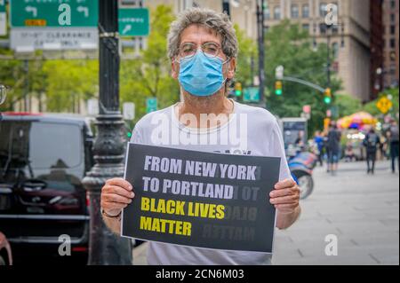 New York City, Stati Uniti. 17 Settembre 2020. I membri del gruppo attivista Rise and resist si sono riuniti il 17 settembre 2020 sul lato est del City Hall Park chiedendo al sindaco di Blasio di porre fine al suo silenzio e di agire per assicurare al NYPD di sostenere e proteggere i diritti di primo emendamento di tutti i newyorkesi. La polizia ha risposto, e continua a rispondere, con violenza alle proteste pacifiche per la giustizia razziale. (Foto di Erik McGregor/Sipa USA) Credit: Sipa USA/Alamy Live News Foto Stock