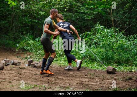 Città Ikskile, Lettonia. Le persone si allenano e si esercitano in natura. Foto di viaggio.29.08.2020 Foto Stock